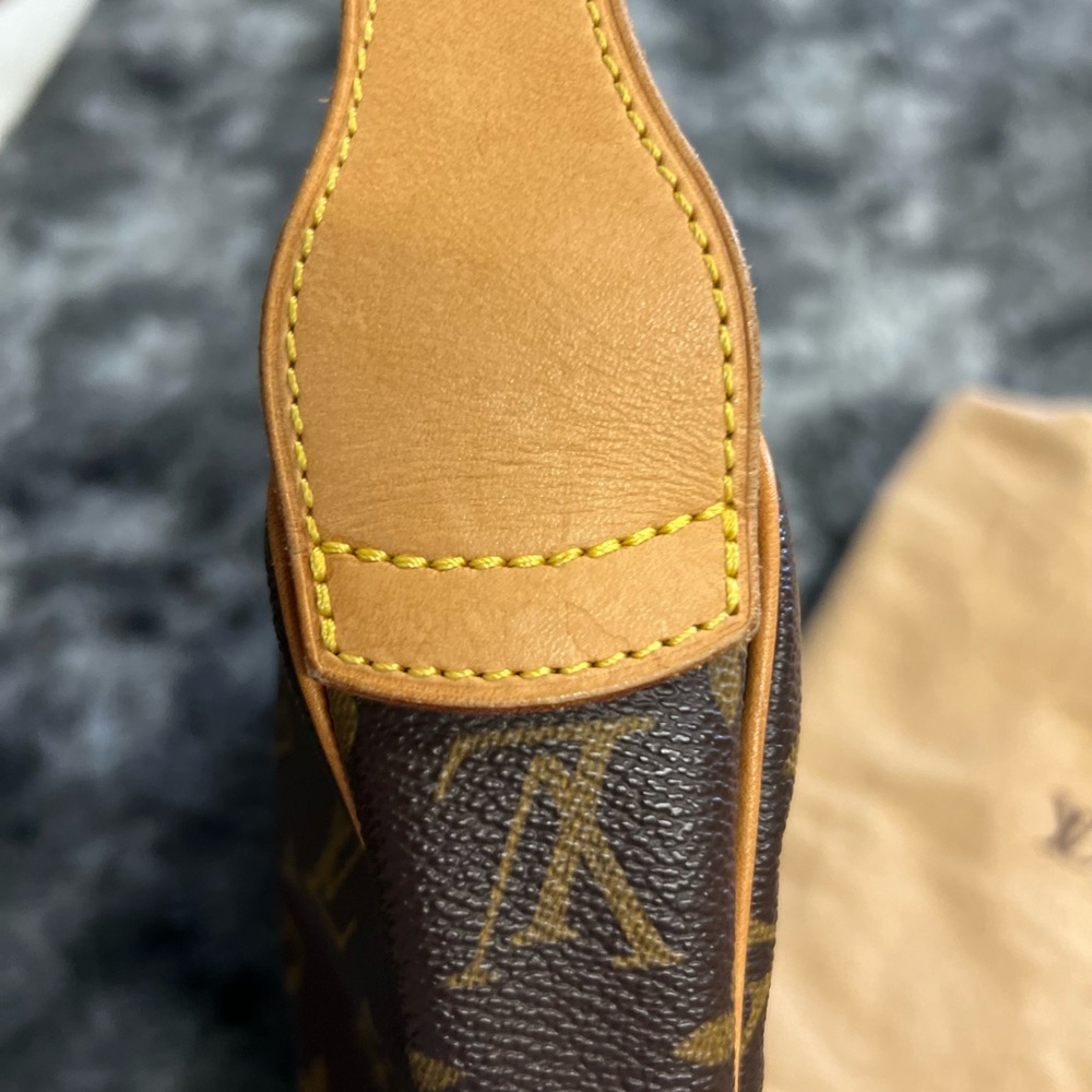 🔥SALE🔥LOUIS VUITTON CROISSANT. Excellent condition. Original dust bag. - Picture 6 of 12